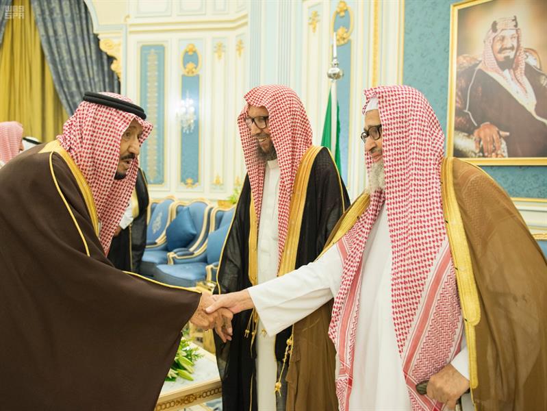 خادم الحرمين يستقبل عدد من الأمراء ومفتي المملكة وجمع من العلماء والمواطنين