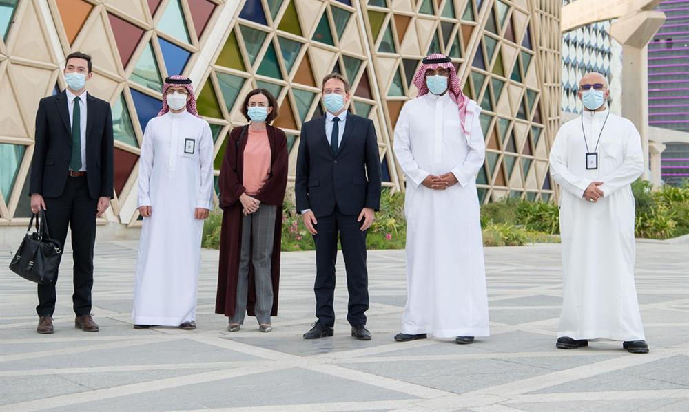  السفير الفرنسي يزور مركز الملك عبد الله المالي