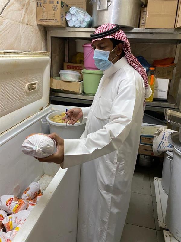 بلدية بارق تكثف جولاتها الرقابية وتغلق ثمانية محال تجارية مخالفة