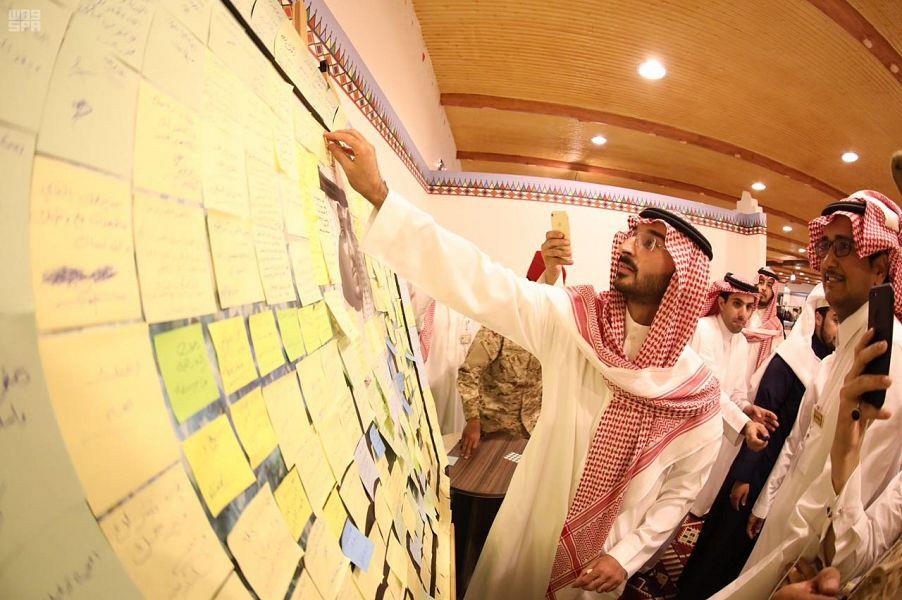 هذا ما كتبه أمير عسير على صورة الأمير منصور بن مقرن (صور)