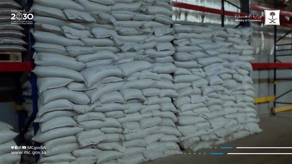 التجارة تضبط 32 طناً من البقوليات منتهية الصلاحية في جدة