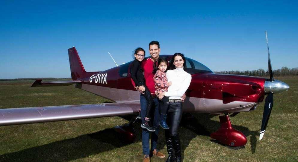 هندي يصنع طائرة خاصة ويطير بها في أوروبا 