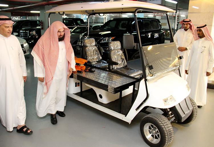 الشيخ السديس يعاين اداة النقل المستخدمة لنقل الجنائز وذويهم