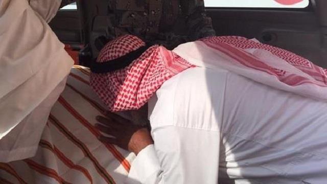 وكيل إمارة جازان يؤدي صلاة الميت على شهيدي الواجب عقيلي وهزازي