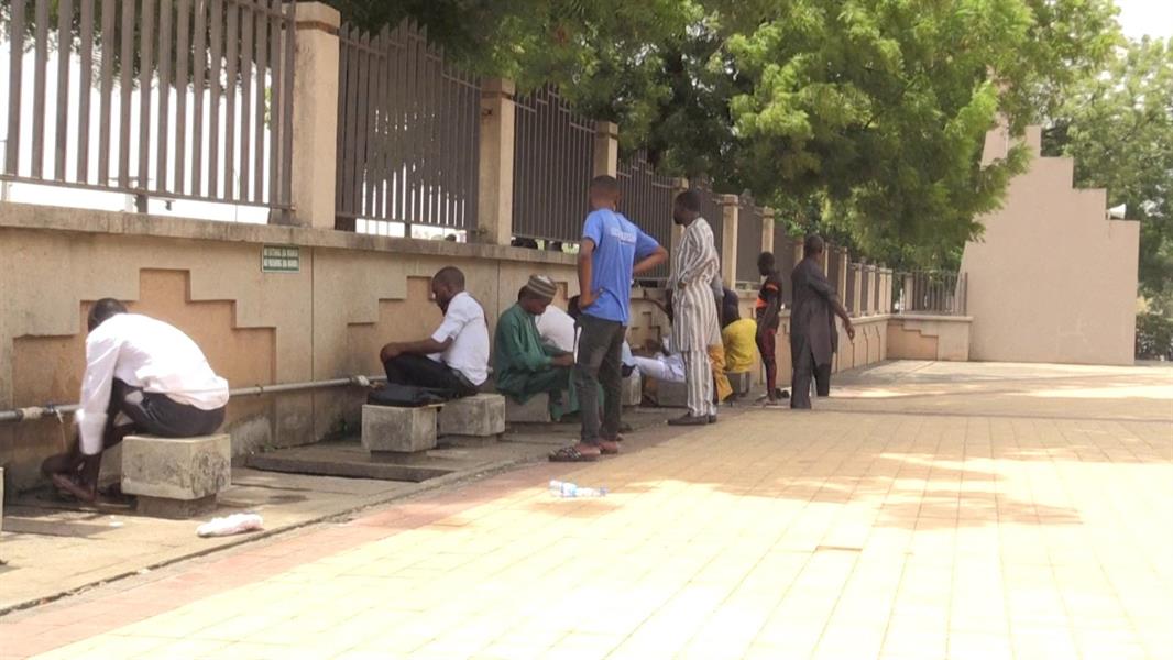 الموريتانيون يتقاطرون على المساجد بعد تخفيف تدابير العزل