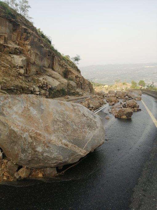  تساقط الصخور من قمم 