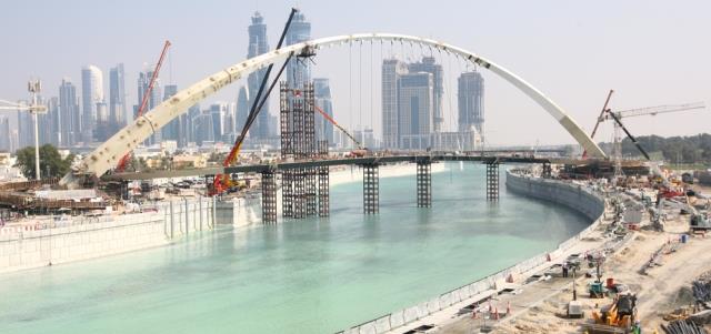 المياه تسري في مجرى 