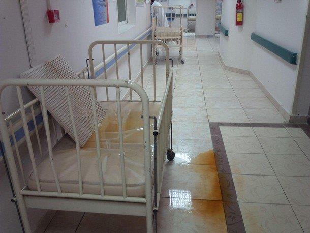 مياه الأمطار تتسرب لغرفة العناية المتوسطة بمستشفى الطائف