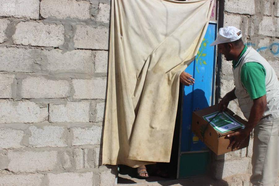 مركز الملك سلمان للإغاثة يوزع 9000 كرتون من اللحوم للنازحين في مديريتي مأرب والوادي بمحافظة مأرب مركز الملك سلمان للإغاثة يوزع 9000 كرتون من اللحوم للنازحين في مديريتي مأرب والوادي بمحافظة مأرب