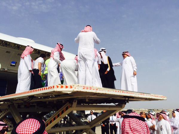 بالصور.. وصول جثمان الأمير سعود الفيصل إلى مطار جدة