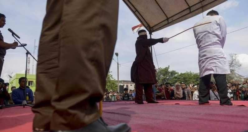 إندونيسيا.. جلد عروسين توددا لبعضهما قبل الزواج