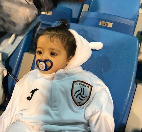 شاهد.. طفل لاعب الشباب يحضر مباراة الرائد من المدرجات‎ لمؤازرة والده