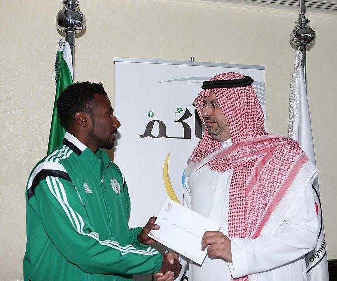 يالصور .. رئيس رعاية الشباب يكرم مسرحي