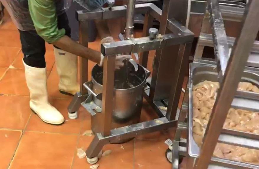 يحضر الطعام وسط طفح المجاري.. إغلاق مطعم 