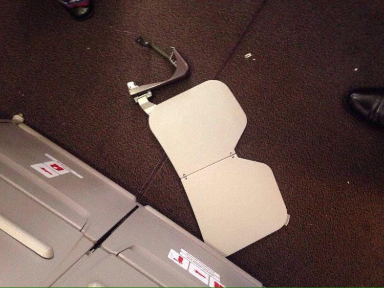 صور ترصد مدى الدمار على متن طائرة ماليزية تعرضت لاضطرابات شديدة