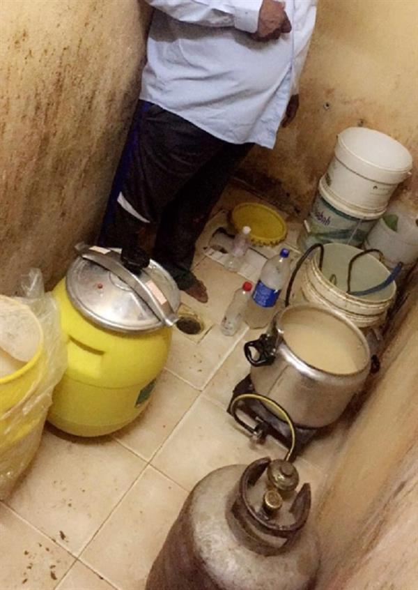 خلاف بين وافدين يقود دوريات أمن جازان لضبط مصنع للخمور خلاف بين وافدين يقود دوريات أمن جازان لضبط مصنع للخمور