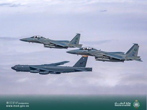 طائرتان للقوات الجوية الملكية ترافقان قاذفة القنابل الأمريكية طائرتان للقوات الجوية الملكية ترافقان قاذفة القنابل الأمريكية