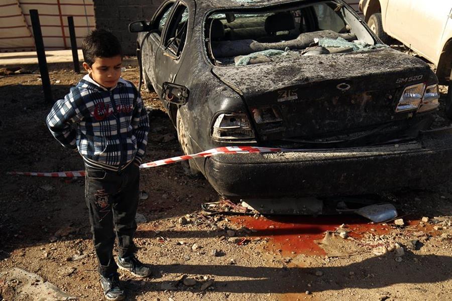 في برك ماء آسنة.. دماء المصلين تغطي محيط مسجد في بنغازي بعد يوم من حادث تفجير (صور)