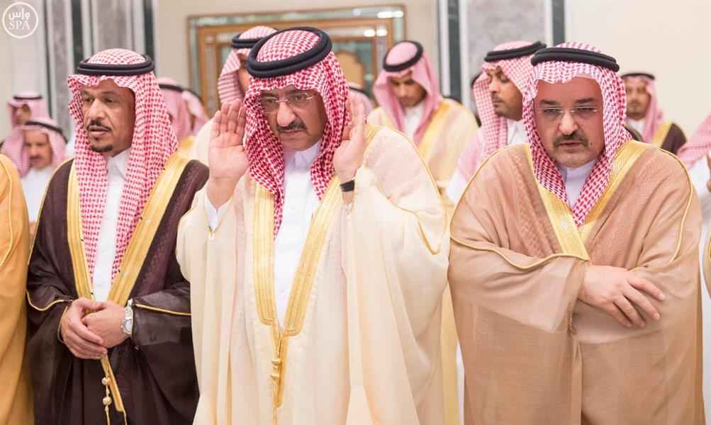 خادم الحرمين يؤدي صلاة الميت على أمير 