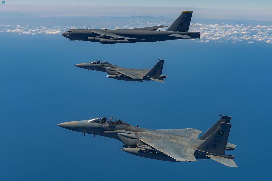 المقاتلات السعودية ترافق قاذفة أمريكية إستراتيجية من نوع (بي-52) المقاتلات السعودية ترافق قاذفة أمريكية إستراتيجية من نوع (بي-52)