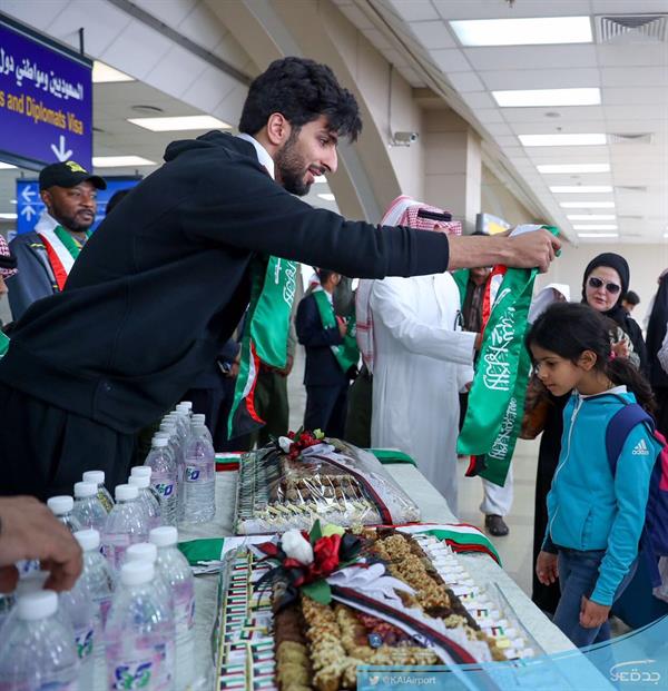 بالصور.. مطار الملك عبدالعزيز الدولي يحتفل باليوم الوطني للكويت بحضور لاعب الاتحاد