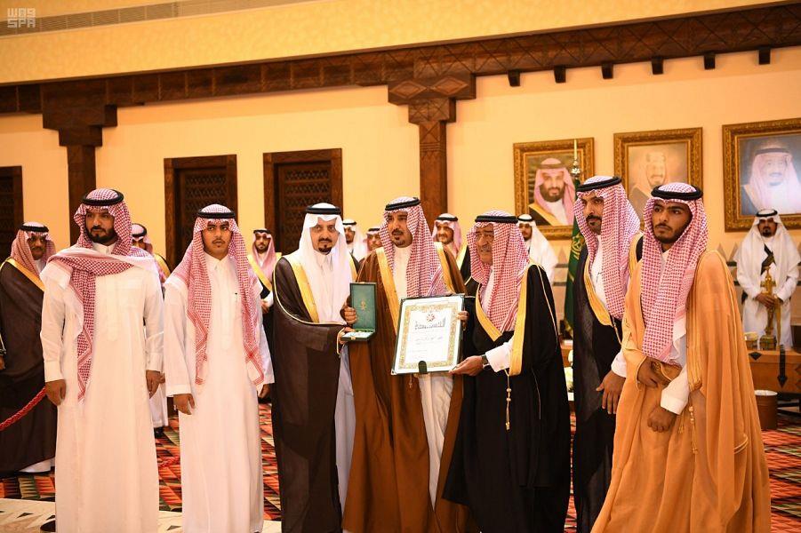 بنظرات يعلوها التأثر.. الأمير مقرن يرعى حفل تكريم شهداء 