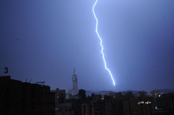 أخبار 24 باحث فلكي يوث ق بكاميرته مراحل صاعقة عنيفة ضربت برجا