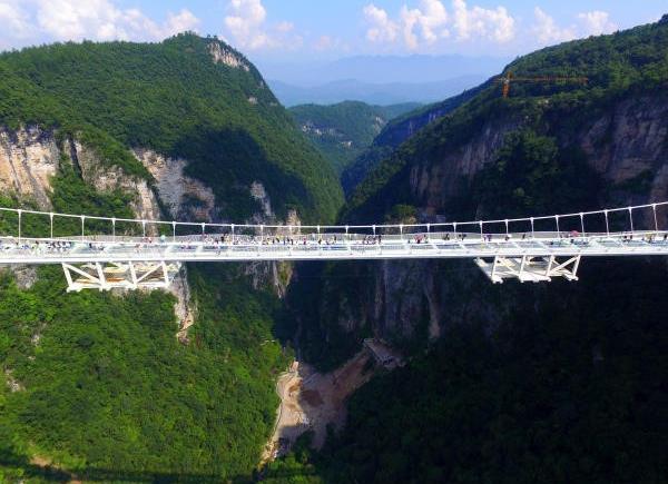 افتتاح أعلى وأطول جسر زجاجي في العالم وسط الصين