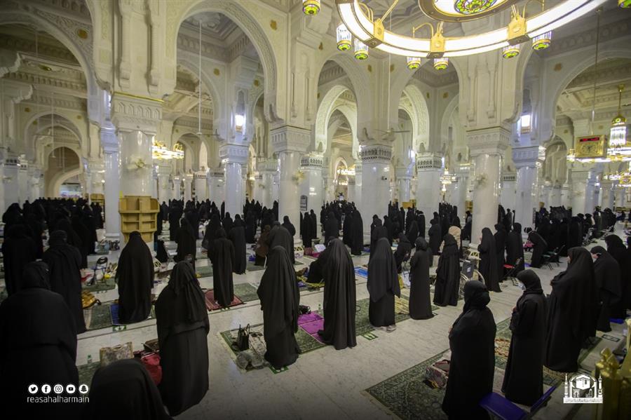 المصلون يشهدون ختم القرآن بالحرمين الشريفين وسط أجواء روحانية المصلون يشهدون ختم القرآن بالحرمين الشريفين وسط أجواء روحانية