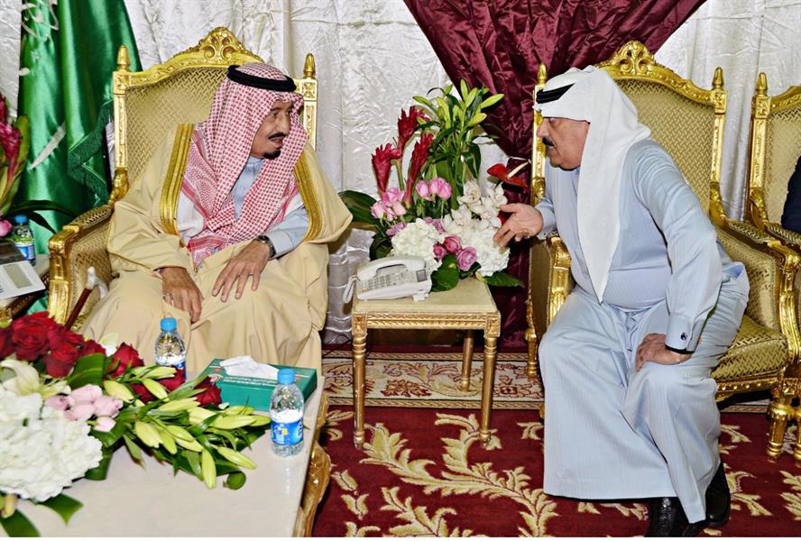 الأمراء سلمان ومقرن وأحمد ومسؤولون وعلماء يزورون خادم الحرمين الشريفين