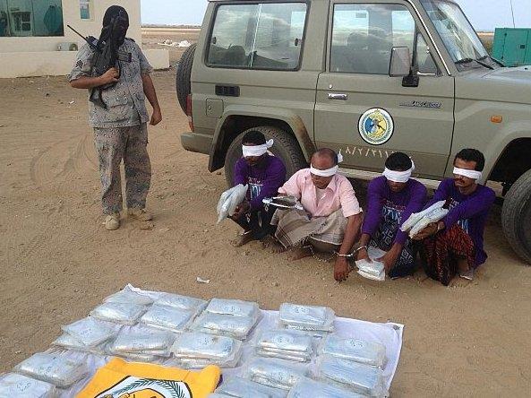 مهربو مخدرات مع مقبوضاتهم