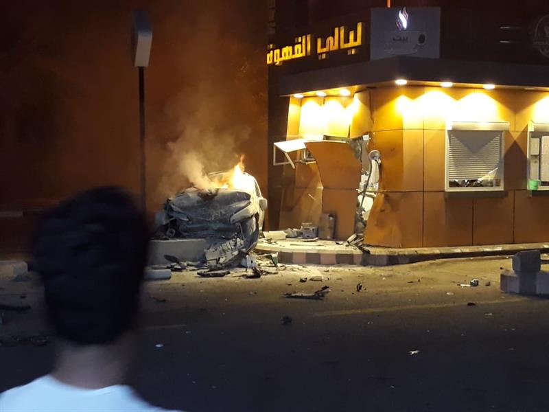أخبار 24 شاهد اصطدام سيارة بجهاز صراف آلي بجازان واشتعال النار بالموقع و3 إصابات في الحادث