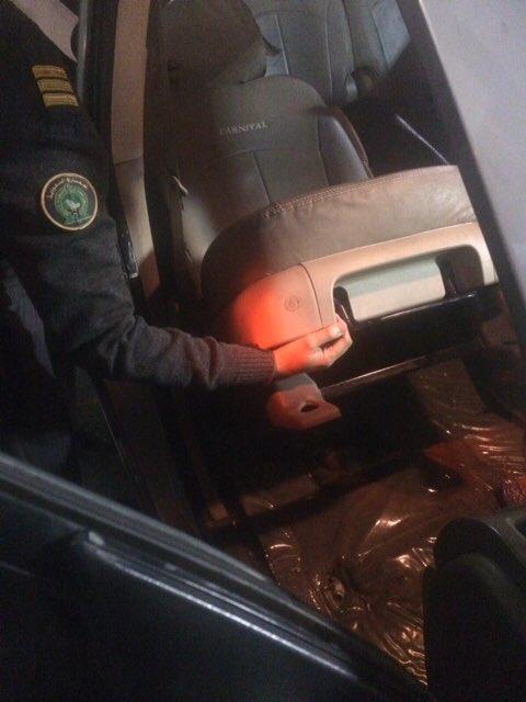 بالفيديو.. إحباط تهريب 3.5 كيلو ذهب عبر جسر الملك فهد