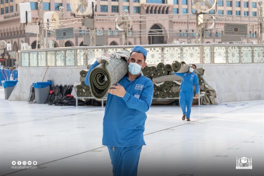 Brush the west square of the Great Mosque and take note of the complete preparations of the service departments 