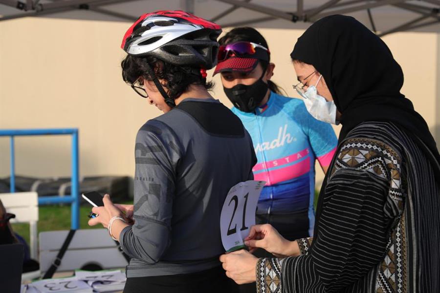 أحلام الزيد تفوز بلقب كأس سباق السيدات للدراجات الهوائية (صور)