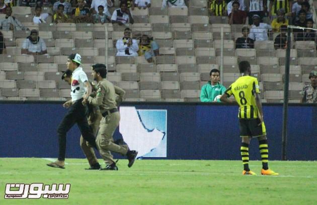  مشجع هلالي يقتحم ملعب مباراة الاتحاد والنصر