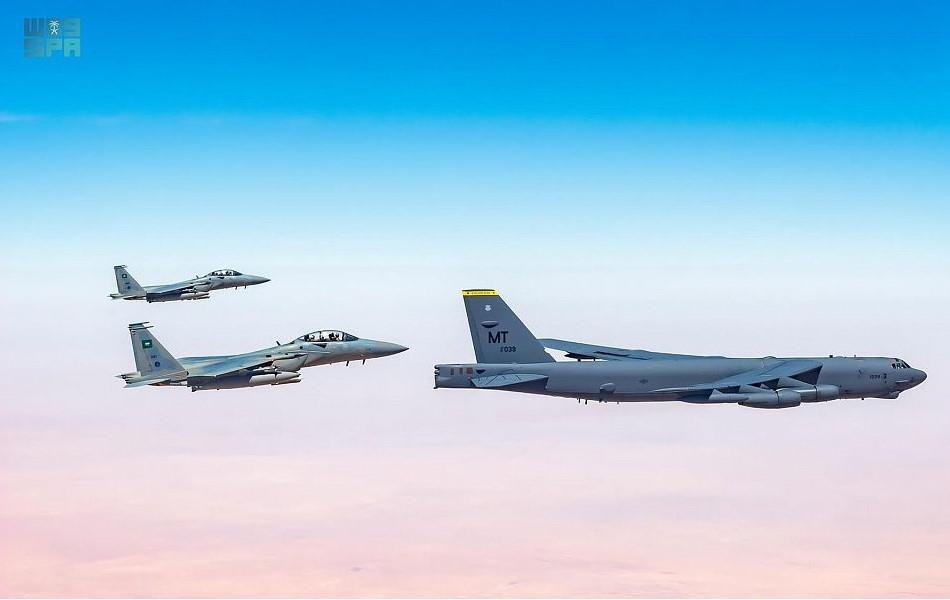 طائرتا (ف -15 إس أي) من القوات الجوية ترافق قاذفة أمريكية أثناء عبورها أجواء المملكة طائرتا (ف -15 إس أي) من القوات الجوية ترافق قاذفة أمريكية أثناء عبورها أجواء المملكة