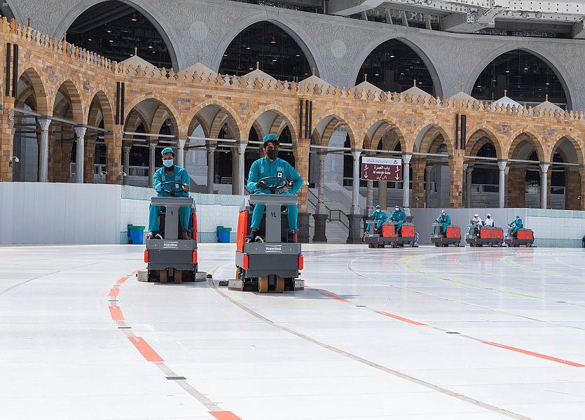  تعقيم المسجد الحرام ومرافقه وصحن المطاف