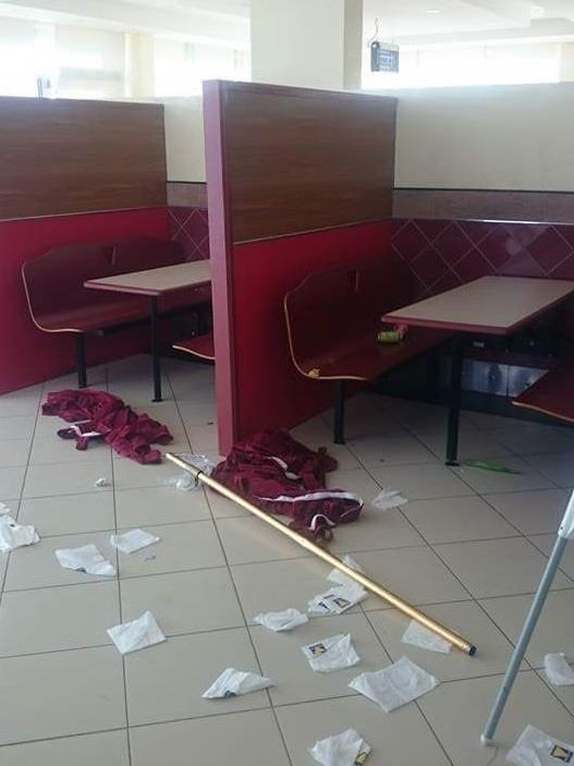 بالفيديو والصور.. وجبة مجانية بمناسبة اليوم الوطني تتسبب بفوضى عارمة في سلسلة مطاعم شهيرة بالفيديو والصور.. وجبة مجانية بمناسبة اليوم الوطني تتسبب بفوضى عارمة في سلسلة مطاعم شهيرة