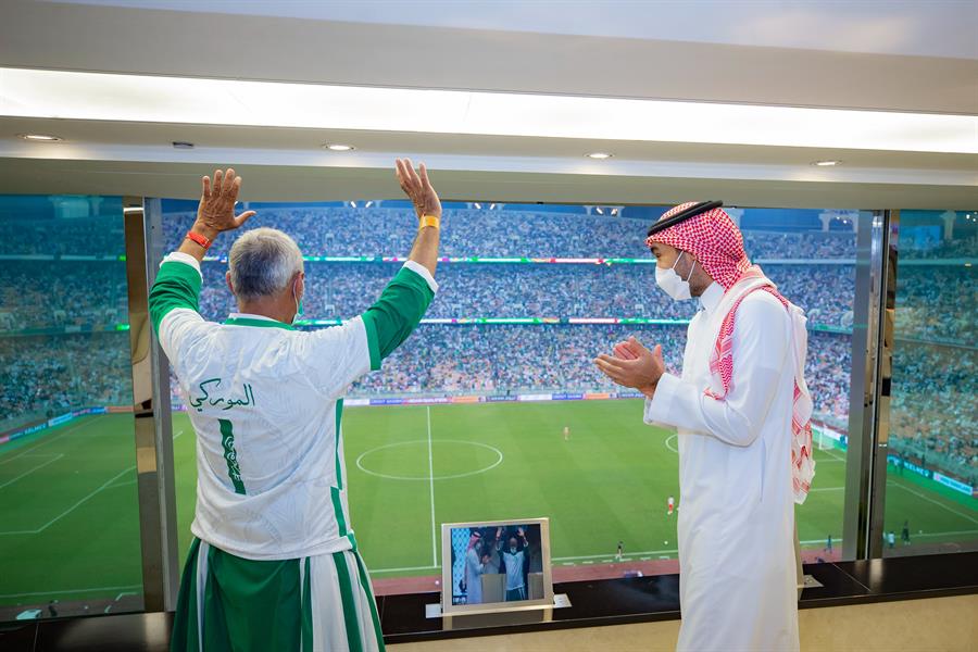 وزير الرياضة يكرم وزير الرياضة يكرم