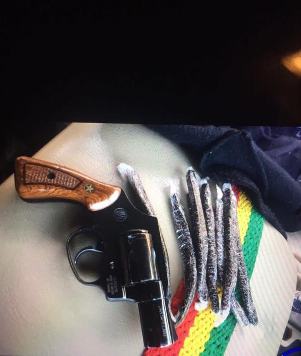 بالصور.. الإطاحة بمروج مخدرات عبر برنامج 