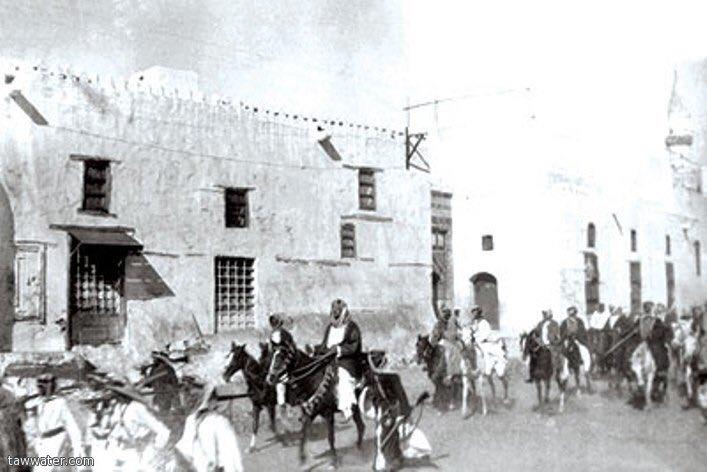 عمرها 97 عاماً.. صورة نادرة للملك المؤسس على ظهر جواد بمكة متوجهاً إلى دار الحكومة عمرها 97 عاماً.. صورة نادرة للملك المؤسس على ظهر جواد بمكة متوجهاً إلى دار الحكومة