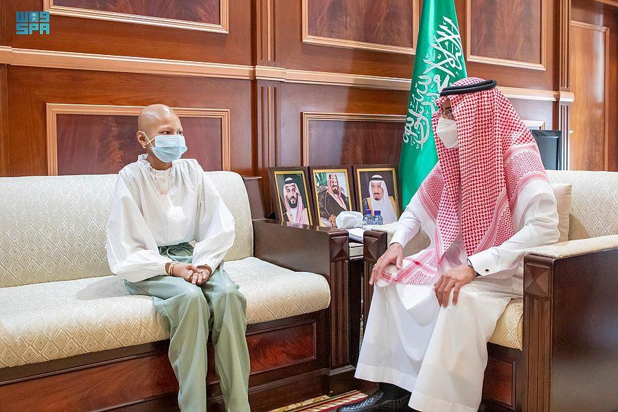 نائب أمير حائل يستقبل محاربة السرطان الطفلة 