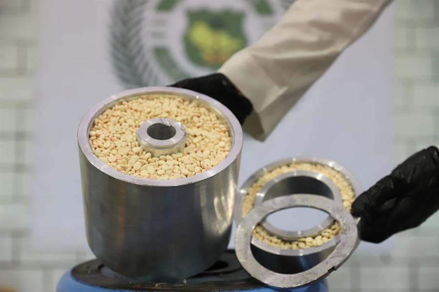 مكافحة المخدرات تحبط تهريب قرابة نصف مليون قرص مخدر مخبأة في معدات وقطع غيار 