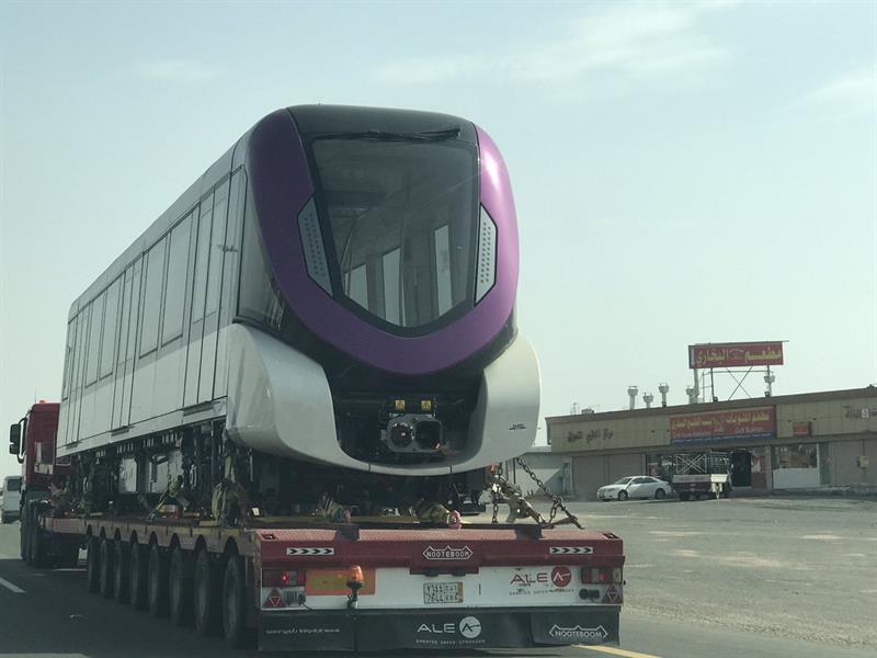 بالصور.. مجموعة جديدة من عربات قطار الرياض للمسار البنفسجي وهي في طريقها للرياض