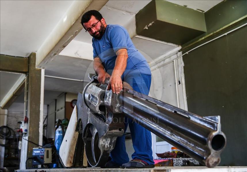 بطول 3 أمتار ووزن 100 كغ.. حداد تركي يصنع مسدسا عملاقا