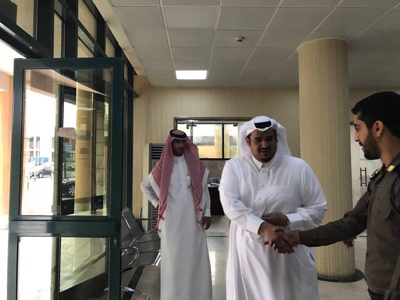 شاهد.. أمير الرياض بالنيابة يقوم بزيارة مفاجئة لمركز شرطة الملز