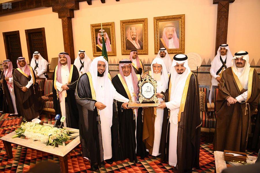 بنظرات يعلوها التأثر.. الأمير مقرن يرعى حفل تكريم شهداء 