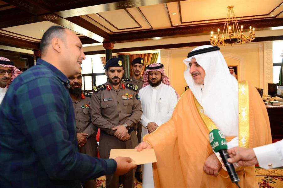 أمير تبوك يكرم المصري الذي أنقذ بشجاعة محطة وقود في حي سكني من الاحتراق (صور)