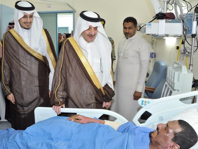 بالصور.. أمير الشرقية يزور رجلي الأمن اللذين أصيبا في حادث إطلاق المقذوف بالعوامية